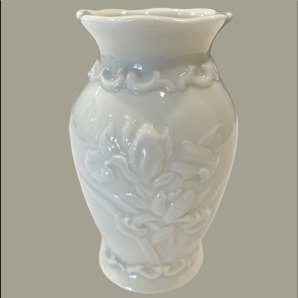 Vintage Porcelain Vase Cream Flower Lillies on Face Scalloped Detail Nec…